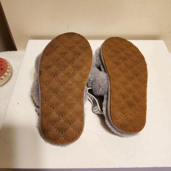 SPECIAL! Auth. Ugg "Oh Yeah" Gray Sheepskin Strap Sandals Girls Sz. 9 MSRP $129 - Picture 6 of 6